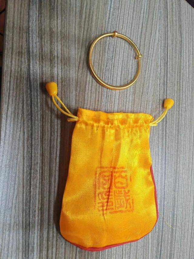 浙江一女子感觉金手镯变轻，仔细一看竟变“金包银”！民警调查时前男友上门自首：掉包偷卖后觉都睡不好:南山办公家具定做收费