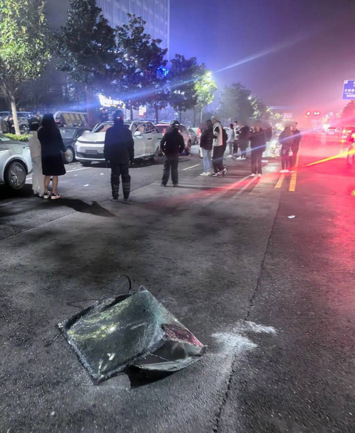 西安街头一新能源车凌晨突发爆响，挡风玻璃震裂掉落，车企客服称车内有不安全物品，警方介入调查，网传部分信息与实际不符:深圳市万历达办公家具厂是什么